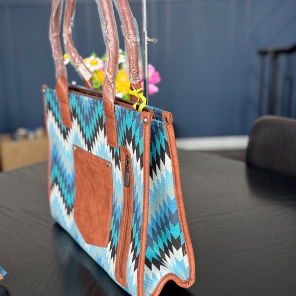 Wrangler Southwestern Pattern Dual Sided Print Concealed Carry Wide Tote+ Wallet - Picture 4 of 6